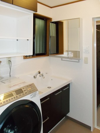 ブラックの落ち着いたバスルームにLIXILアライズ Zタイプ